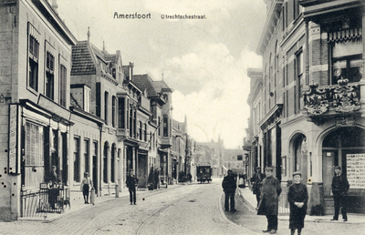 12604 Gezicht in de Utrechtsestraat met bebouwing en publiek te Amersfoort uit het zuidwesten; met links de voorgevels ...